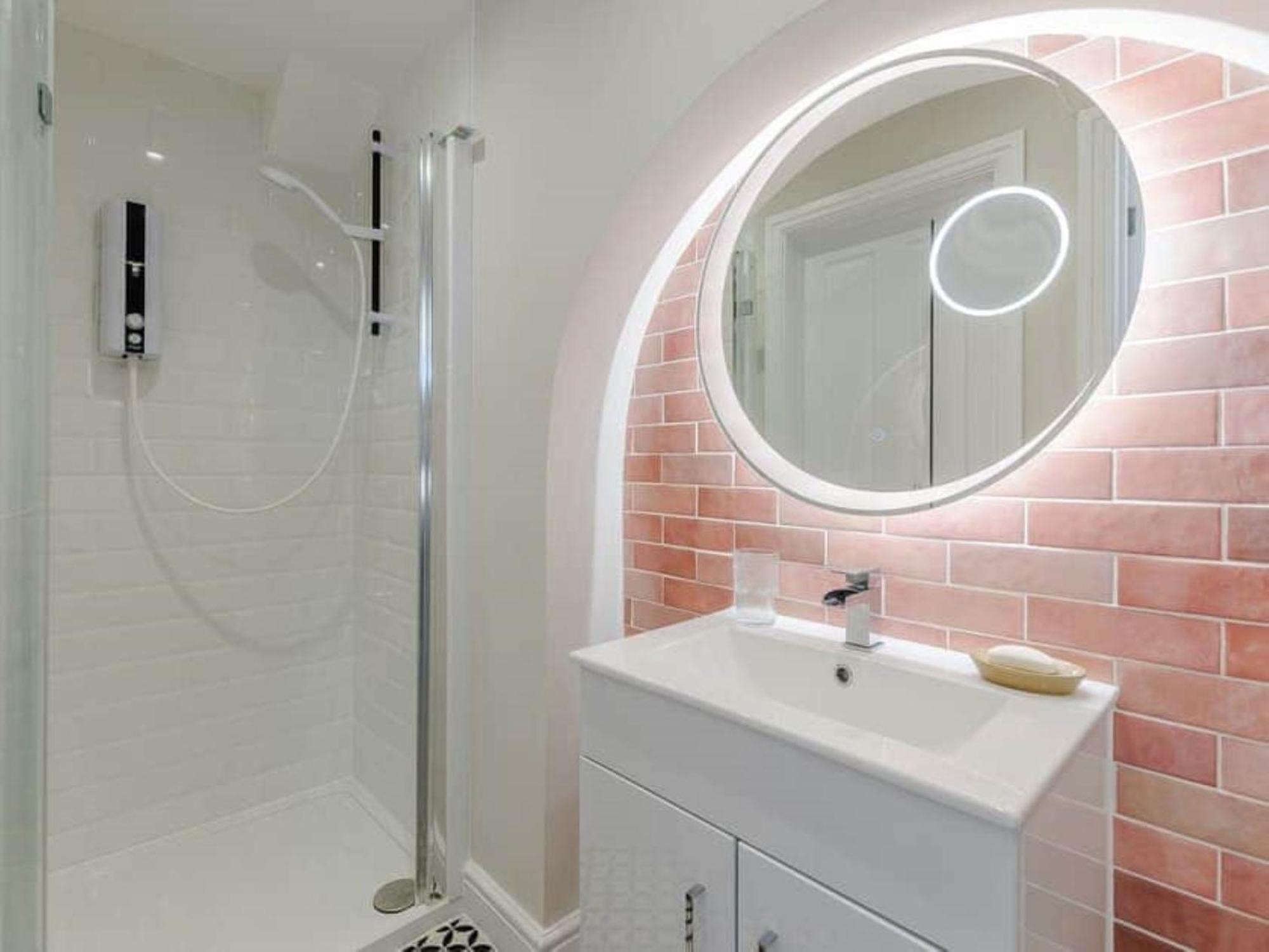 Walpole Front House Sleeps 13-15 Margate